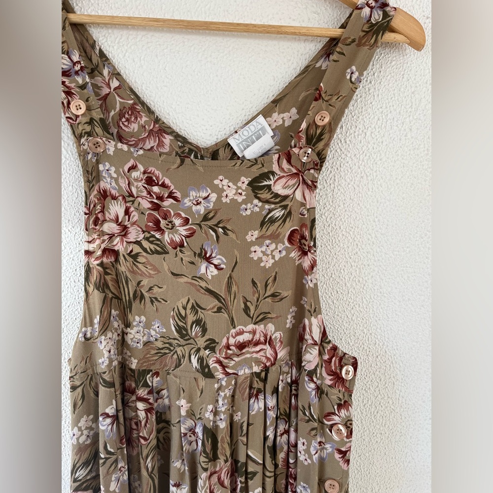 Vintage 90s pull over style sundress with hip buttons!